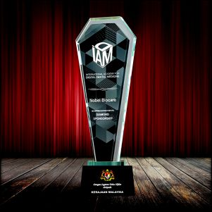 ICP 816 - Exclusive Crystal Trophy